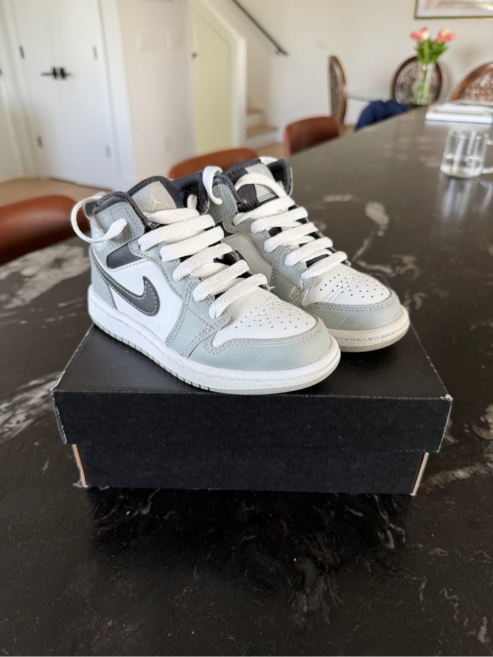 JORDAN 1 MID (PS)    Nike Kids' High-Top Sneakers in White and Light Gray